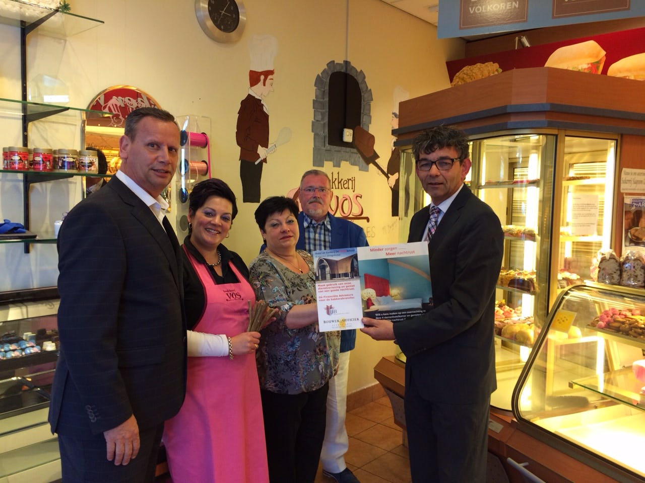 Jeroen Bol (Bakkersbelang), Hellen Vos, Tonie en Leo Vos (Bakkerij Vos) en Koos Klein (Bouwer & Officier) (v.l.n.r.) Foto: Bouwer & Officier / Bakkersbelang