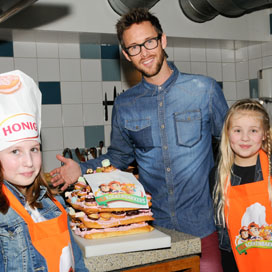 Charly Luske met twee deelneemsters bij de 'superwhoopietaart'.