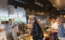 La Place staat stevig volgens Jumbo, die dit onderdeel van V&D overnam.
Foto: Koos Groenewold