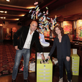 John van den Heuvel en Barbara Barend onthullen het kunstwerk 'Uw mobieltje vult hun schoen'.