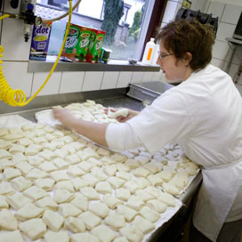 Als de zondagstoeslag verdwijnt, zijn kleine bakkers juist in het nadeel omdat die toeslag dan ook voor de supermarkten en grote bakkers verdwijnt, stelt bakker Rinus Koolen uit Asten. Foto Koos Groenewold