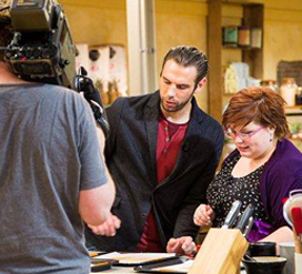 Hidde en Vicky staan te jureren.