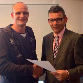 Koos Klein (r) van Bouwer & Officier overhandigt de sponsorovereenkomst aan Jan Bijlsma, bestuurslid sponsorcommissie van de vakwedstrijden. Foto: BVW