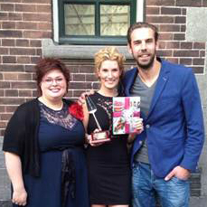Winnares Marisca Hage-Sjerp tussen de Bake my Day-presentatoren Hidde de Brabander en Vicky Littlejohn.