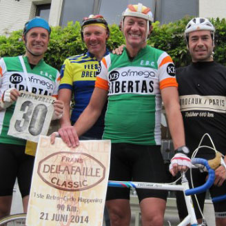 De sportieve Vlaamse bakker Jan Dellafaille (2e van rechts), organiseerde een eerbetoon aan zijn bakkende opa.