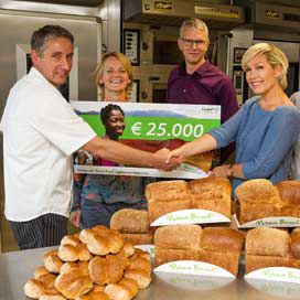 Op de fotov vlnr: Eric van Otten (Bakkerij van Otten), Jacqueline Leemkuil (Cordaid Memisa), Peter v/d Wal (Bakkerij vdWal-Jolink) en Tanja Jess. Eric Tijhof van Bakels (niet op de foto) was ook bij uitreiking aanwezig.