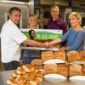 Op de fotov vlnr: Eric van Otten (Bakkerij van Otten), Jacqueline Leemkuil (Cordaid Memisa), Peter v/d Wal (Bakkerij vdWal-Jolink) en Tanja Jess. Eric Tijhof van Bakels (niet op de foto) was ook bij uitreiking aanwezig.