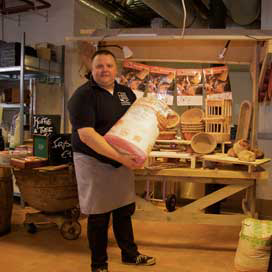 Hij oogstte de spelt zelf en kon na de veiling de eerste baal mee naar huis nemen: Gert-Jan Kerssens van Echte Bakker Piet Kerssens uit Heiloo. Foto's BI/Paul van Horn