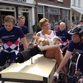 Leontien van Moorsel bij haar introductie als ambassadrice van de Stichting Ambachtelijke Bakkerij, op 21 mei bij Echte Bakker Albert Steehouder in Vianen. Foto SAB