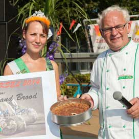 Laura Bos is Miss Baksel 2014 in Bedum. Haar taartje wordt door Hoekstra tot aan Sinterklaas in productie genomen. Foto's Hoekstra