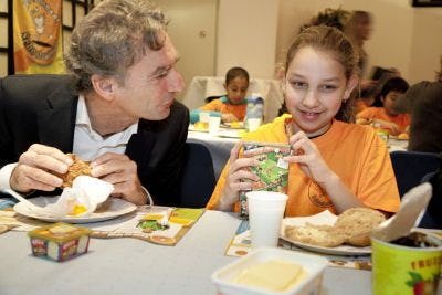 Paul Rosenmöller, voorzitter van het Convenant Overgewicht, in een onderonsje met een van de kinderen.