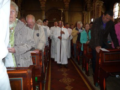 Cor Pater betreedt als eerste de kerk.