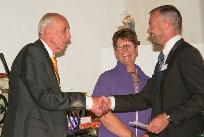 Dirk en Coby Heerema worden in het zonnetje gezet door Cees Hack, Algemeen Directeur van Sonneveld.

