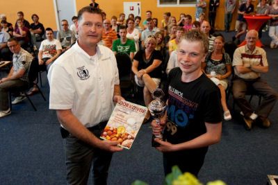 Jan Meen reikt de Echte Bakkers vakprijs uit aan Joost Lubbers.