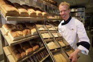 Arend Kisteman in zijn winkel. Foto: Archief Bakkerswereld