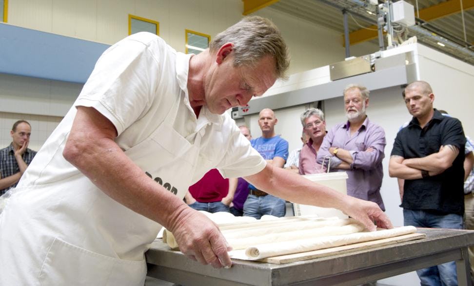 Hans Som verzorgde de demonstratie. 'Een bakker moet een randassortiment hebben, en daar past desembrood prima in.