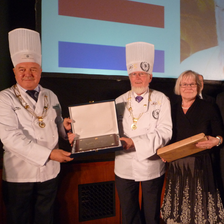 Bakker-ondernemer Bert Kolkman neemt de onderscheiding in ontvangst. Foto: NBOV