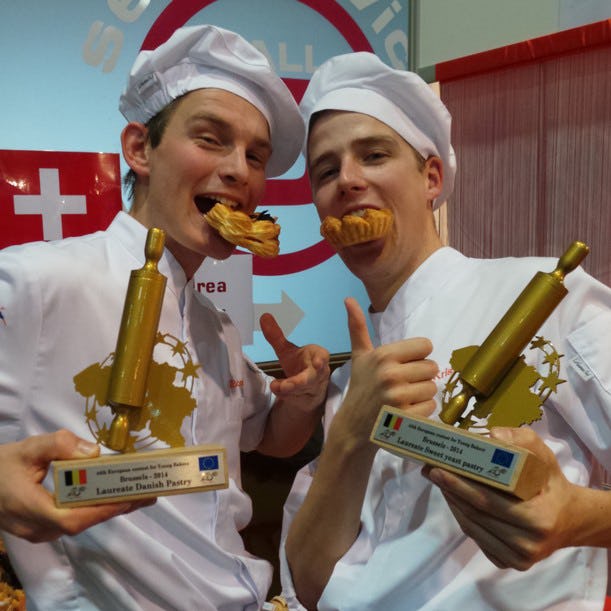 Kris Huysman (18) en Tim Boers (21) tonen hun tijdens het Europees kampioenschap Boulangerie voor de jeugd behaalde prijzen. Foto: NBOV