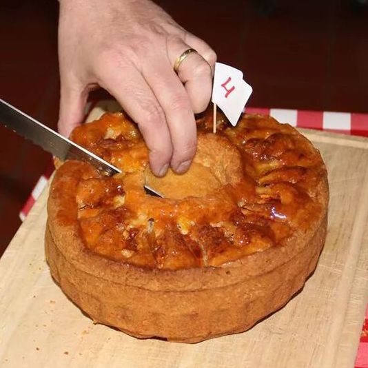 De juryleden vonden uiteindelijk dat 'cake nummer 4' de beste inzending. Deze cake bleek gemaakt door Jan Swinkels uit Beek en Donk. Foto: Kempisch Bakkerijmuseum De Grenswachter