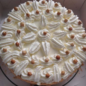 Onder de nieuwe eigenaar behoudt Brokking het eigen assortiment. De Dordtse banketbakkerij blijft dus het adres voor het Hazelnootgebak waarom de zaak bekend staat. Foto: Banketbakkerij Brokking