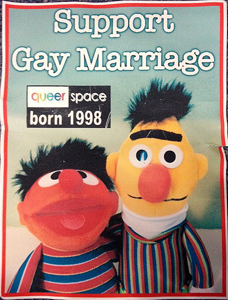 De afbeelding van Bert & Ernie uit Sesamstraat in combinatie met de tekst 'Steun het homohuwelijk' die de Noord-Ierse actiegroep QueerSpace op een cake wilde laten zetten. Afbeelding: QueerSpace