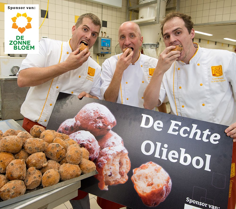 De bakkers Fleuren en Gommans: 'In 2013 deden we de actie voor het eerst en de storm van positieve reacties en blije emoties heeft ons diep geraakt.' Foto: De Echte Oliebol