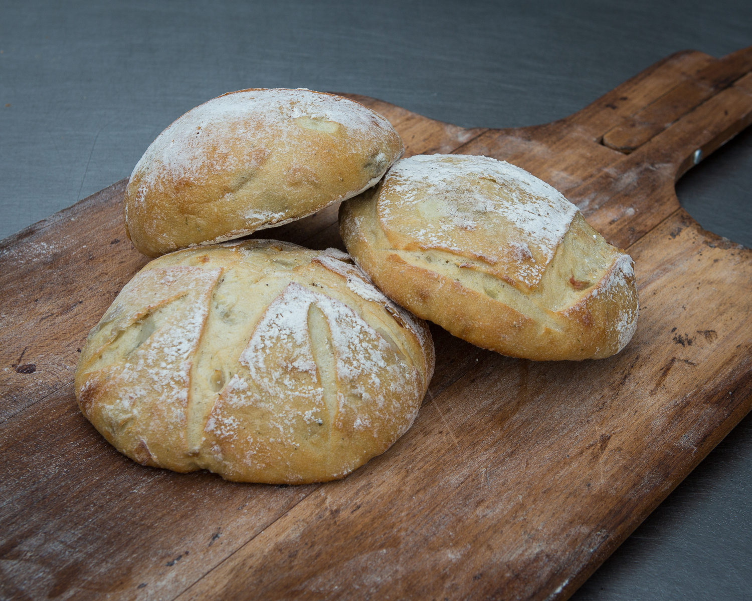 Mosselbrood is brood met kruiden, als begeleiding bij mosselen. Boussen verkoopt het in de eigen winkel en aan de horeca. 
Foto's: Peter Roek