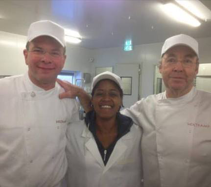 Nico Meijles en zijn schoonvader Cees Holtkamp met Het Klokhuis-presentatrice Dolores Leeuwin bij Patisserie Holtkamp. Foto: Patisserie Holtkamp