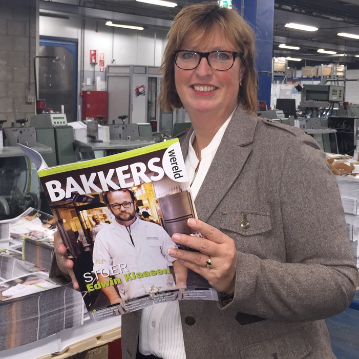 Hoofdredacteur Marijke Buijs, eerder deze week toen de vernieuwde Bakkerswereld werd gedrukt: 'Uit lezersonderzoeken blijkt dat bakkers, naast goede recepten, meer dan ooit behoefte hebben aan informatie over het runnen van hun onderneming.' Foto: Bakkerswereld