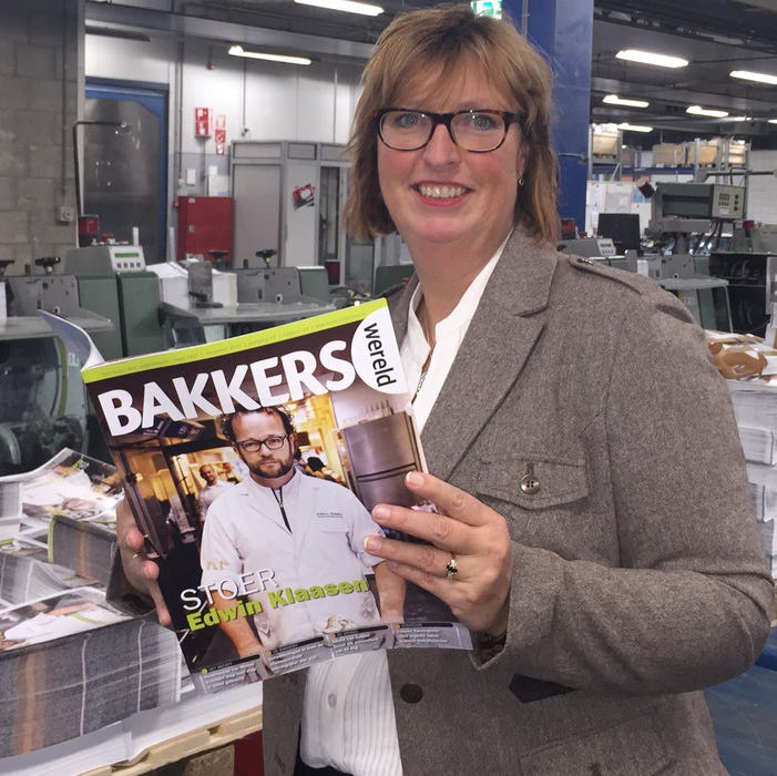 Hoofdredacteur Marijke Buijs, eerder deze week toen de vernieuwde Bakkerswereld werd gedrukt: 'Uit lezersonderzoeken blijkt dat bakkers, naast goede recepten, meer dan ooit behoefte hebben aan informatie over het runnen van hun onderneming.' Foto: Bakkerswereld