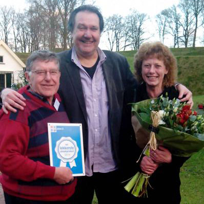 Plein 5-presentator Hijlco Span (midden) met de makers van Lekkerste Streekproduct 2014, Krentjebrij uit Drenthe. Foto: PR NCRV.