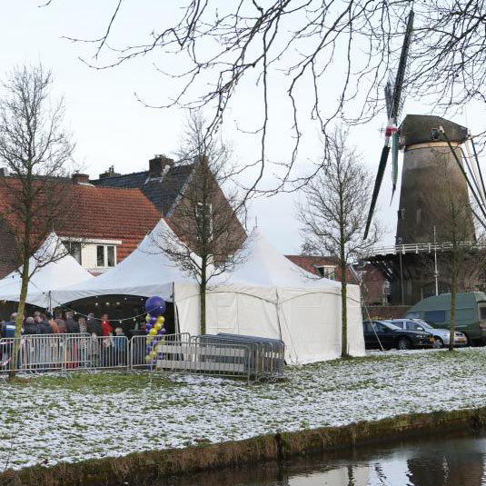 Tenten en dranghekken voor bakkerij Brokking in IJsselstein. Foto: Ton Kastermans.