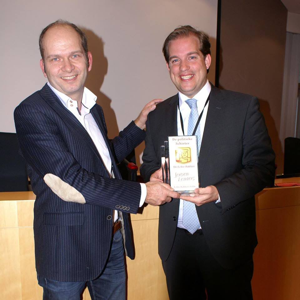 Voorzitter Peter Hagedoorn van de Limburgse Echte Bakkers (links) inaugureert Europoliticus Lenaers als Europees Ambassadeur van de Echte Bakkers. (foto: Limburgse Echte Bakkers)