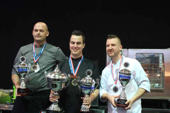 De winnaars van de eerste, tweede en derde plaats in de strijd om het Lekkerste Broodje. Raymond van der Weerd (m) won de eerste prijs.Ralph van Dongen (r) van Lunchroom/bakkerij Nagelkerke in Oudenbosch werd tweede. Foto's: RBI
Het zilver gaat naar Ralph van Dongen voor zijn broodje 4G, van Lunchroom/bakkerij Nagelkerke in Oudenbosch. De derde prijs is voor Mychel Jansen