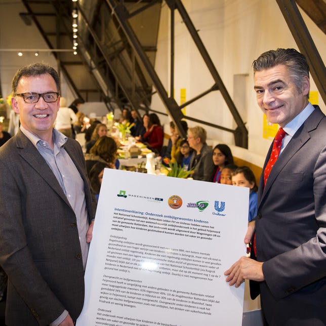 Professor Hans van Trijp (Wageningen UR, l.) en wethouder Adriaan Visser (gemeente Rotterdam; r.). Foto: Het Nationaal Schoolontbijt