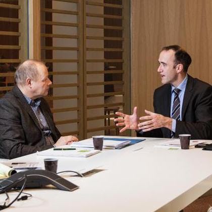 Jan Buitelaar (links), medewerker van Bakkerswereld en financieel adviseur van Resultsplus, in gesprek met Hans van Haaren, sector manager Food van Rabobank Nederland. Foto: Herbert Wiggerman
