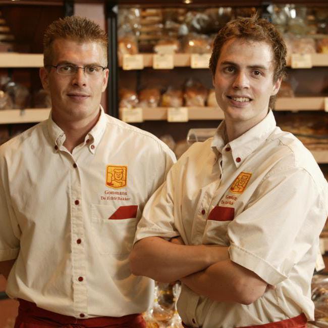 Joep Gommans (r.) en zijn broer Bas in de zomer van 2005 in hun zaak in Sevenum. Foto: Koos Groenewold