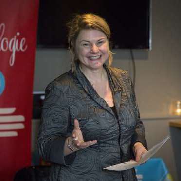 Jeannine Sok vertelt de deelnemers aan Grip op je bakkerij op de laatste van zes trainingsdagen over Gastologie. Foto: Koos Groenewold
