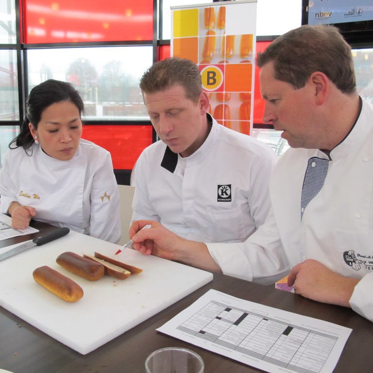 Tijdens de voorrondes op maandag 2 en dinsdag 3 maart moesten de deelnemers ieder vijftien worstenbroodjes inleveren. Deze werden beoordeeld door een jury van bakkers, slagers en horecaprofessionals. Foto: Scholengemeenschap De Rooi Pannen