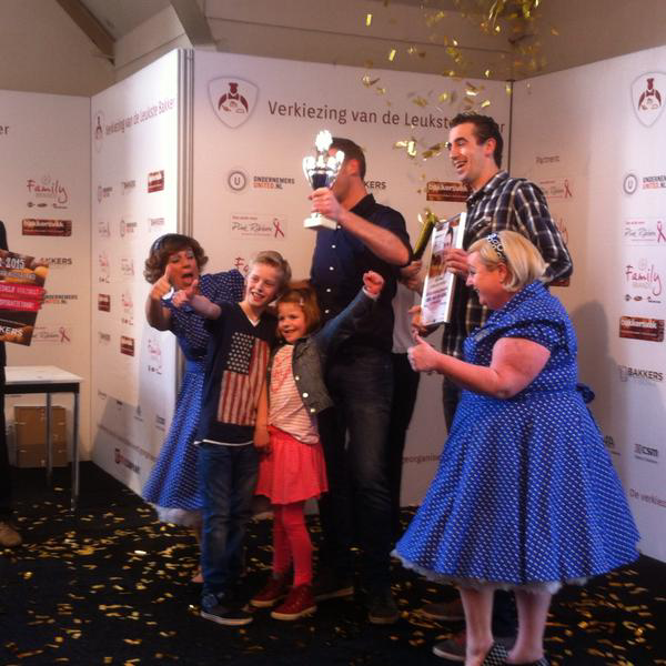 Uitgelaten taferelen op het podium, na de bekendmaking van de Leukste Bakker van Nederland. Foto: Twitter