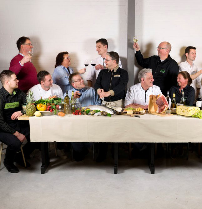 De deelnemende ondernemers toosten met elkaar op de start van Marktlokaal.com. Foto: Marktlokaal