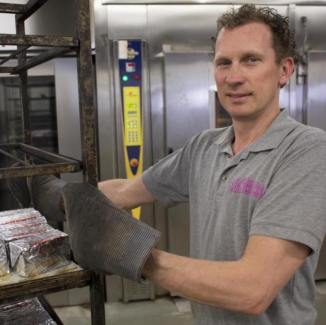 Patrick Harms van de Bakkers van Harms Heerlijck geeft aan in ieder geval in Vries te blijven: 'Ik zal hier weggaan zeker? We hebben het naar de zin.' Foto: Jan Willem van Vliet