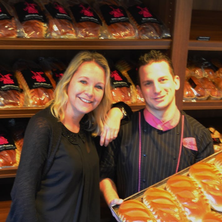 Het boek 'Ode aan de Zaanse duivekater', samengesteld door bakker Lex Brakenhoff en redacteur Neeltje Waagmeester, is vanaf maandag 30 maart te koop bij Bakkerij Lex Brakenhoff in Assendelft. Foto: Bakkerij Lex Brakenhoff