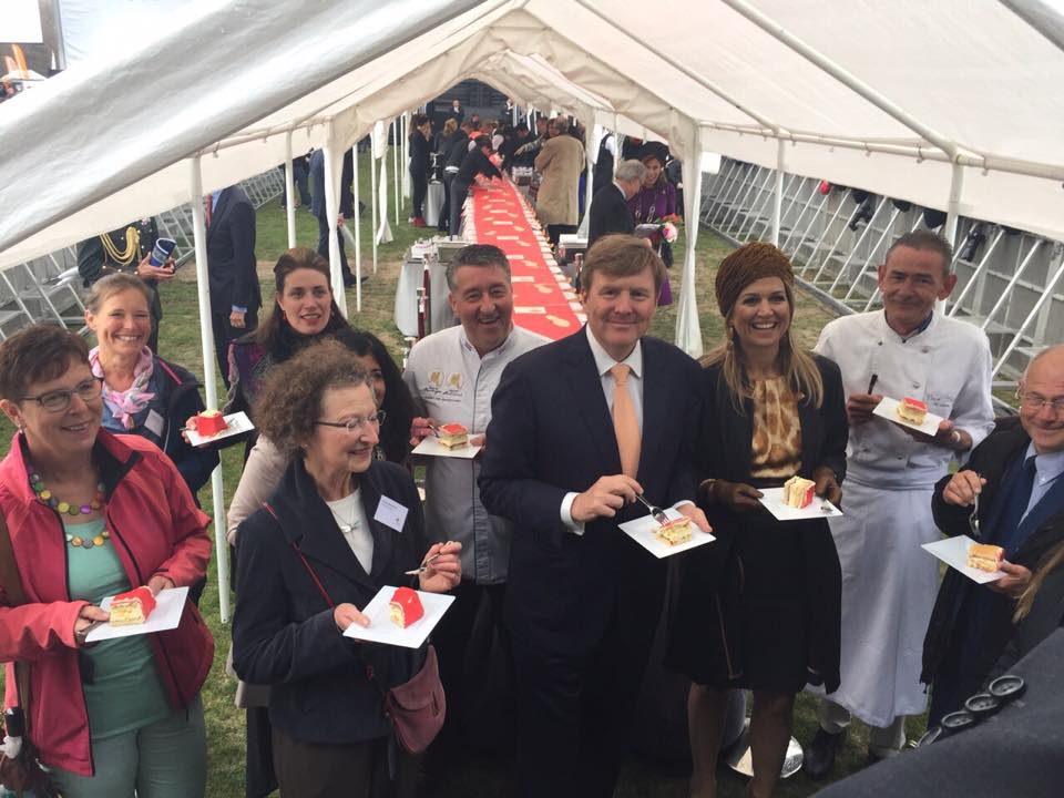 Koning en koningin genieten net als de vrijwilligers van  de taart van Banketbakkerij Van Orsouw. Foto's: Van Orsouw