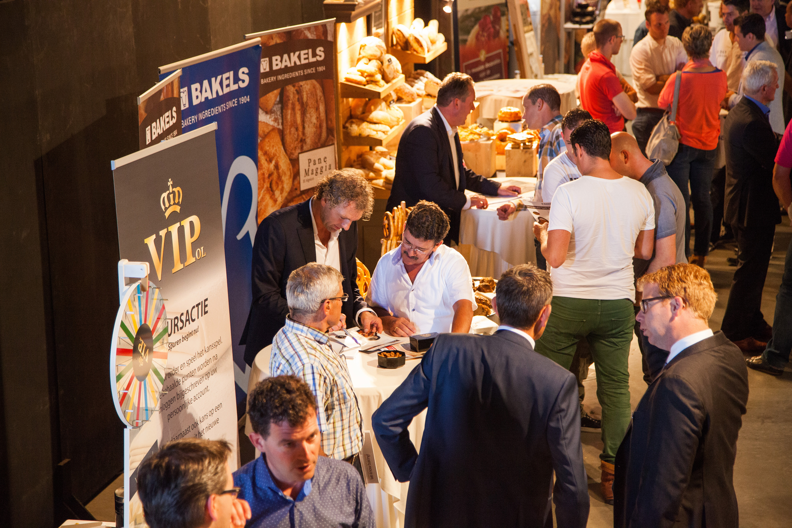 De beurs op de locatie van Bakeplus in Haaften trok ruim 300 belangstellenden. Het was er gezellig druk. Foto's Herbert Wiggerman