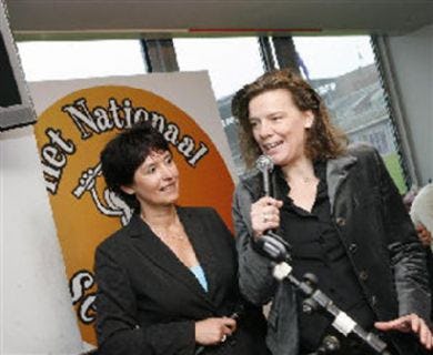 Renee Boogerd van het Voorlichtingsbureau Brood met wethouder Sport en Recreatie van Amsterdam, Carolien Gehrels.