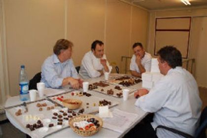 De jury aan het werk in het Belgische Erembodegem bij Belcolade. De vakjury wordt gevormd door Dominique Persoone, Paul Fagel en Robert van Beckhoven.