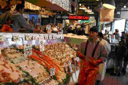 Klaes Hoekstra: ‘Ons eerste doel in Seattle was een bezoek aan. Pike Place Public Market. Deze markt is door de fishmarket wereldberoemd. Wat de markt zo uniek maakt is de manier waarop zij hun producten aan de man brengen en dat werkt voor velen zeer motiverend. De marktkooplui proberen de klant deelgenoot te maken van hun plezier door hen hierbij te betrekken. Zij laten de klant merken dat hij welkom is en hij moet met een glimlach weggaan.