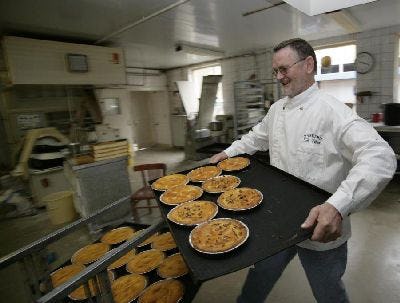 Samen met zijn vrouw en 1 bakker houdt Ide de Boer zijn zaak prima overeind. Bed en breakfast loopt naar wens, de bakkerij en konditorei worden goed bezocht en het hardbroodje bleef al die jaren een topper bij De Boer. Hardbroden zijn alleen bekend in de Groninger veenkoloniën. Dit type brood werd oorspronkelijk gegeten door de schippers in dit gebied.