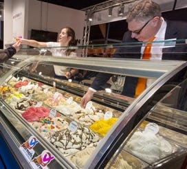 Paul van Pelt van BakePlus in één van de drie stands van de groothandel. 'Van ijs tot omzet', zegt Van Pelt als hij de activiteiten van de leverancier beschrijft.